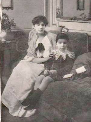 마리와 그의 아들 ‘피에르’. 피에르의 법적 아버지는 앙리 드 레니에지만, 친부는 피에르 루이스였다.