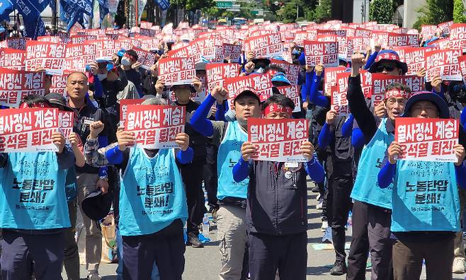 지난달  31일 오후 대구 수성구 대구지방고용노동청 앞에서 열린 금속노조 대구지부가 총력투쟁 결의대회에서 조합원들이 구호를 외치고 있다. /사진=뉴시스