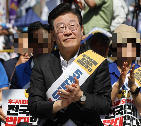 이재명 더불어민주당 대표가 3일 오후 부산 서면 쥬디스태화 앞에서 열린 후쿠시마 원전 오염수 방류 반대 영남권 규탄대회에 참석했다. /사진=뉴스1