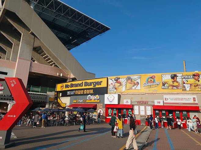 2일 인천 미추홀구 SSG랜더스필스 외부 모습. 노브랜드버거가 ‘NBB DAY’를 홍보 중이다. 김희량 기자