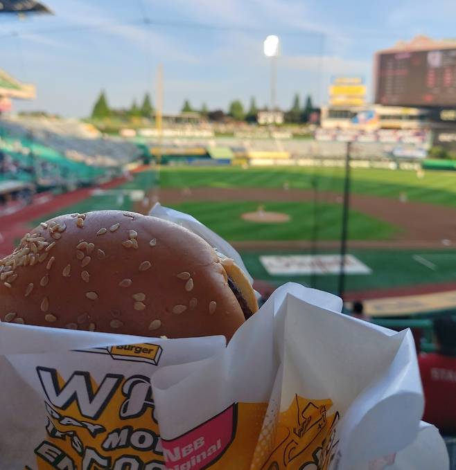 2일 인천 미추홀구 SSG랜더스필드에서 맛본 노브랜드버거 모습 김희량 기자
