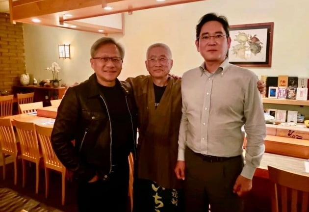 이재용(오른쪽) 삼성전자 회장이 최근 미국 실리콘밸리에 있는 일식집에서 젠슨 황 엔비디아 최고경영자(CEO)와 기념촬영하고 있다. [사와스시 페이스북]