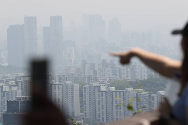 서울 남산에서 내려다 본 일대 아파트. [연합]