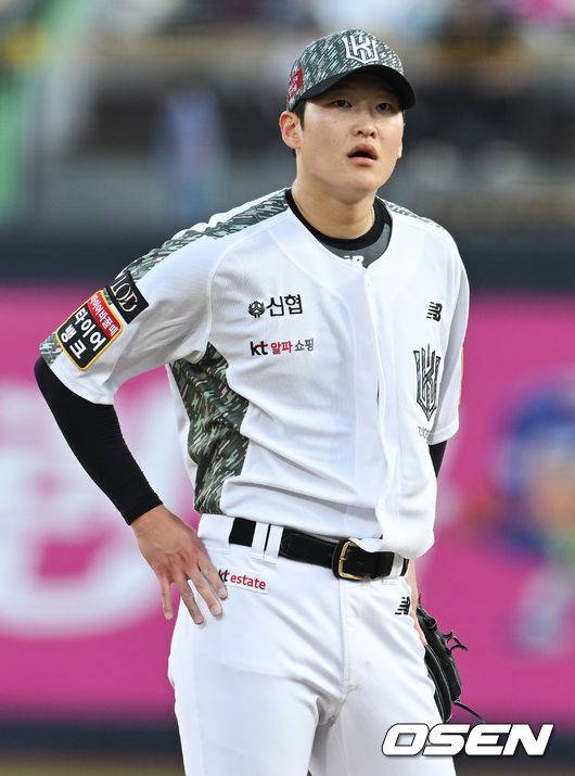 [OSEN=수원, 최재현 기자] 2일 오후 경기도 수원 KT위즈파크에서 ‘2023 신한은행 SOL KBO리그’ KT 위즈와 두산 베어스의 경기가 열렸다.1회초 무사 만루 배제성이 양석환 타석 때 보크로 실점한 뒤 숨을 고르고 있다. 2023.06.02 /hyun309@osen.co.kr