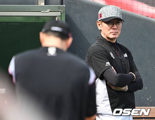 [OSEN=수원, 최재현 기자] 2일 오후 경기도 수원 KT위즈파크에서 ‘2023 신한은행 SOL KBO리그’ KT 위즈와 두산 베어스의 경기가 열린다.경기가 시작 전 KT 이강철 감독이 선수들의 훈련을 지켜보고 있다. 2023.06.02 /hyun309@osen.co.kr