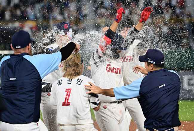 [OSEN=부산, 이석우 기자] 3일 부산 사직구장에서 2023 신한은행 SOL KBO리그 롯데 자이언츠와 KIA 타이거즈의 경기가 열렸다. 롯데 자이언츠 노진혁이 9회말 1사 만루 끝내기 안타를 치고 동료들의 축하를 받고 있다. 2023.06.03 / foto0307@osen.co.kr