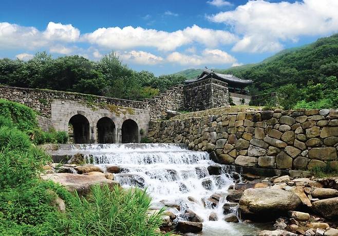 부산 금정산성 서문. 한국관광공사