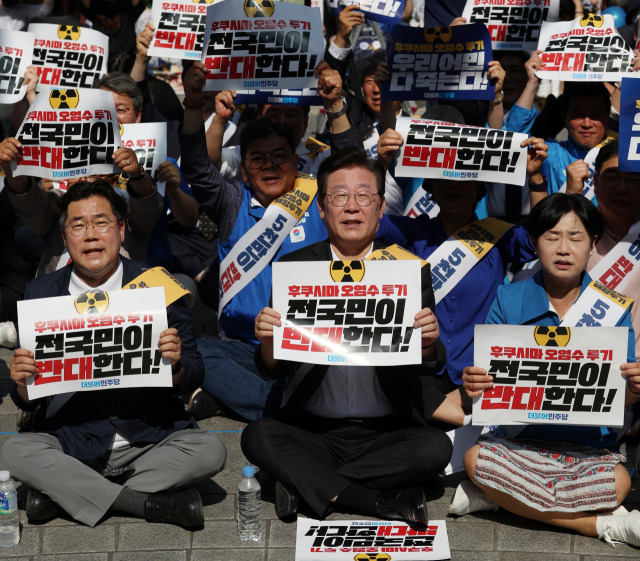 이재명 더불어민주당 대표가 3일 오후 부산 부산진구 서면에서 열린 후쿠시마 오염수 방류 반대 영남권 규탄대회에 참석해 구호를 외치고 있다. 연합뉴스