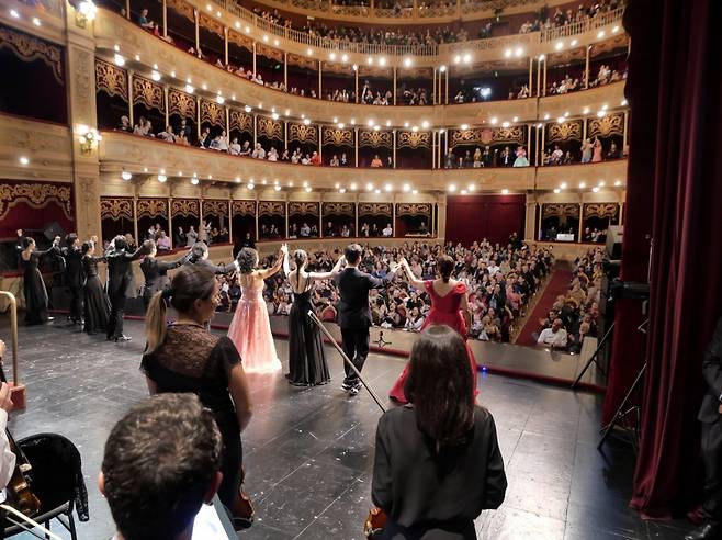 아르헨티나 코르도바 주립극장에서 공연 후 무대인사를 하고 있는 출연진들. 현지 관객들의 뜨거운 반응이 사진에서도 느껴지는 듯하다.