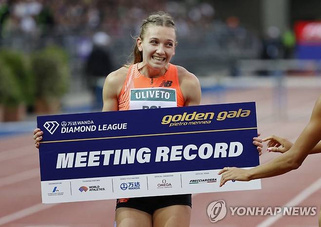 펨키 볼, 여자 400ｍ 허들 대회신기록 (로이터 피렌체=연합뉴스) 펨키 볼이 3일(한국시간) 이탈리아 피렌체에서 열린 로마·피렌체 다이아몬드리그 여자 400ｍ 허들에서 대회신기록을 세운 뒤, 기념 촬영을 하고 있다.
