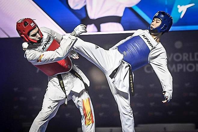 공격하는 박태준 태권도 국가대표 박태준이 2일(현지시간) 아제르바이잔 바쿠 크리스털홀에서 열린 2023 세계태권도선수권대회 남자 54㎏급 결승에서 발차기 공격을 성공하고 있다. [세계태권도연맹 제공. 재배포 및 DB금지]