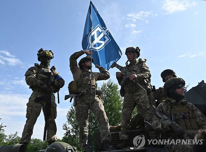 깃발 올리는 러시아 RVC 민병대원들 [AFP 연합뉴스[