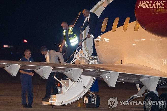 이란에 구금됐다가 풀려난 오스트리아인들, 벨기에 도착 (브뤼셀 AFP=연합뉴스) 3일(현지시간) 벨기에 공항에 이란에 구금됐다가 풀려난 오스트리아인들이 도착하고 있다. 2023.6.3 photo@yna.co.kr