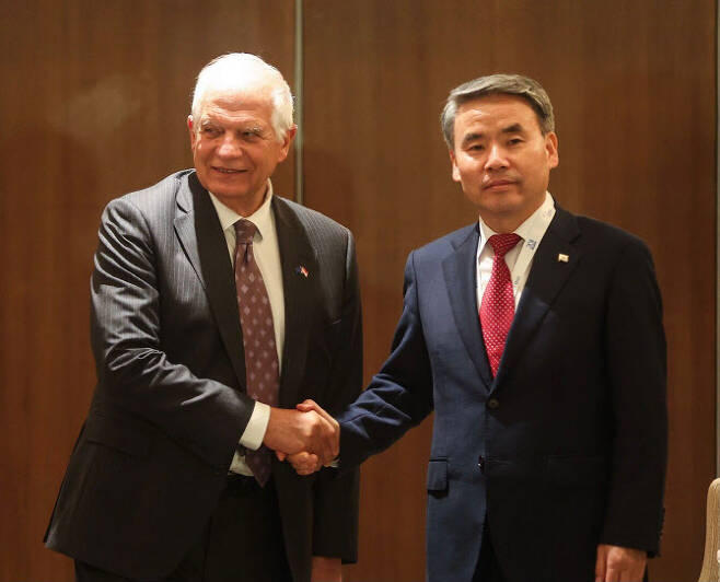 호세프 보렐 EU 외교안보 고위대표(왼쪽)가 이종섭 한국 국방부 장관과 3일(현지시간) 싱가포르 샹그릴라 호텔에서 제20차 아시아안보회의 참석을 계기로 회담했다. (사진=보렐 대표 트위터)