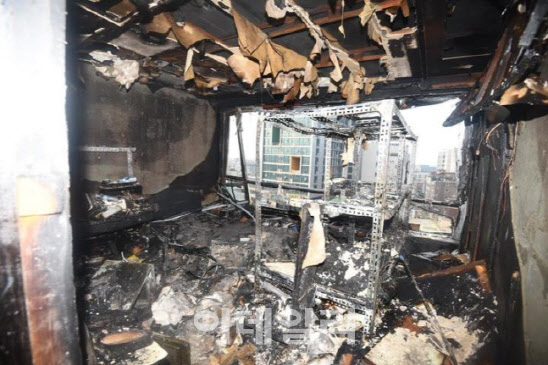 4일 오전 서울 강서구 공항동 한 13층짜리 오피스텔 8층에서 불이 나 해당 호실 내부가 전소된 모습.(사진=서울 강서소방서)