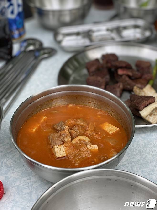 다회용기로 즐기는 고기와 김치찌개는 맛있었다. 2023.6.1/뉴스1 ⓒ News1 이기범 기자
