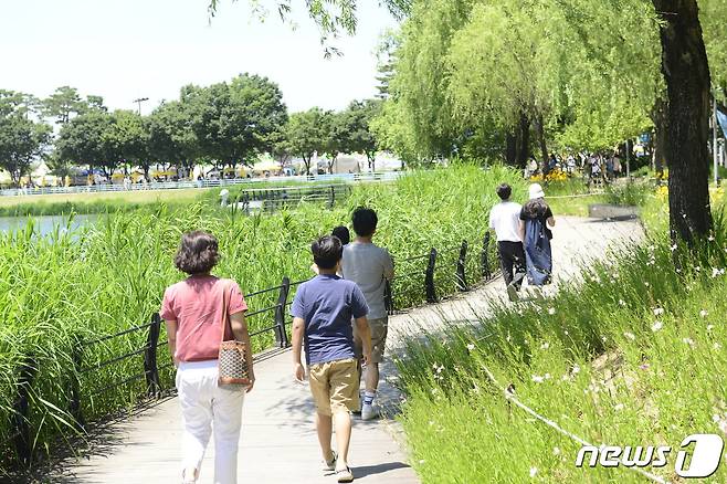 4일 낮 12시 대구 대표관광지인 수성못에서 시간을 보내고 있는 시민들 모습. 2023.6.4/뉴스1 ⓒ News1 이성덕 기자