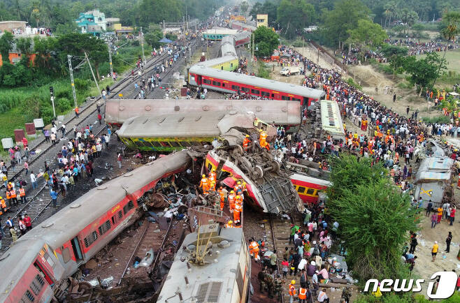 최악의 열차 충돌 사고가 발생한 인도 오디샤주(州) 발라소레 지역에서 3일(현지시간) 구조대원들이 생존자 수색 작업을 벌이고 있다. 전날 밤 발생한 이번 사고로 최소 288명이 숨지고 900여명이 부상했다. 2023.06.03 ⓒ 로이터=뉴스1 ⓒ News1 최종일 기자