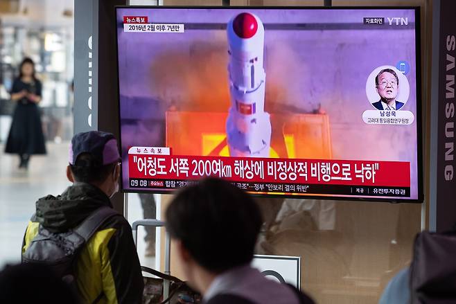 북한이 '우주 발사체'를 발사한 지난달 31일 서울역에서 시민들이 관련 뉴스를 시청하고 있다. /뉴스1