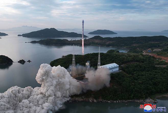 북한이 지난달 31일 북한 평안북도 철산군 동창리 서해위성발사장에서 쏜 첫 군사정찰위성 '만리경 1호'를 실은 위성운반로켓 '천리마 1형'의 발사 장면을 1일 조선중앙통신이 공개했다. /연합뉴스