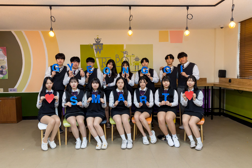 경기스마트고등학교 학생들이 단체사진을 촬영하고 있다.(경기스마트고등학교 제공)