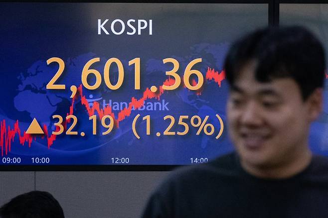 2일 서울 중구 하나은행 명동점 딜링룸 전광판에 코스피 지수가 전 거래일 대비 32.19포인트(1.25%) 상승한 2601.36을 나타내고 있다. 코스피가 종가 기준으로 2600선을 넘어선 것은 지난해 6월9일 이후 처음이다. 뉴스1 제공