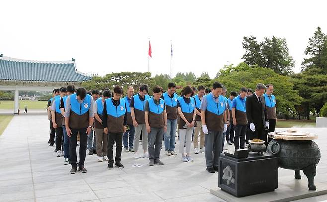 GS리테일 경영진들이 지난달 현충탑에서 순국선열과 호국영령에 대한 묵념을 하고 있다. GS리테일 제공