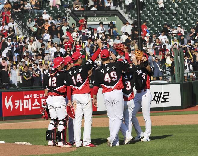 4일 부산 사직야구장에서 열린 2023프로야구 KIA 타이거즈와 롯데 자이언츠의 경기에서 6-0으로 승리한 KIA 선수들이 기쁨을 나누고 있다.(연합뉴스)