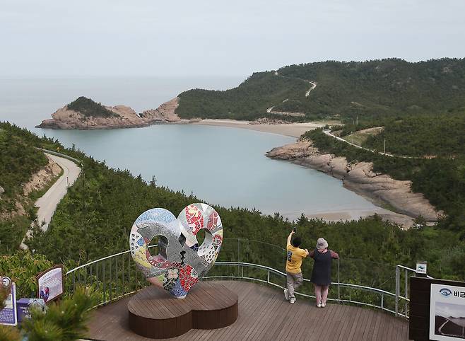 전남 신안군 비금도에 있는 하누넘해변. ‘하트해변’으로도 불린다.