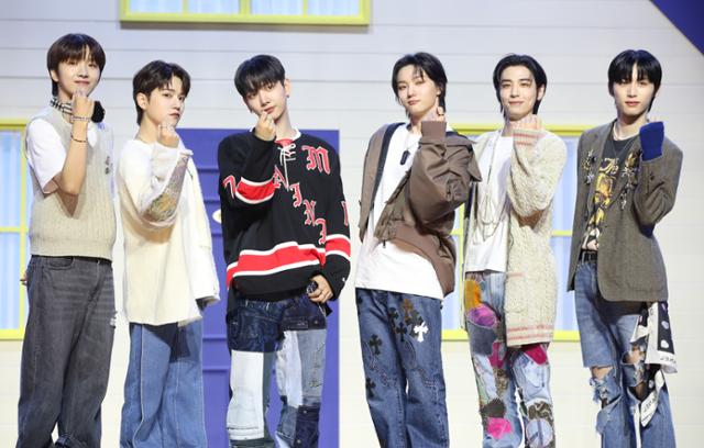 (왼쪽부터) 그룹 보이넥스트도어 운학 리우 명재현 성호 이한 태산이 지난 30일 데뷔 싱글 'WHO!'를 발매하고 데뷔했다. 뉴시스