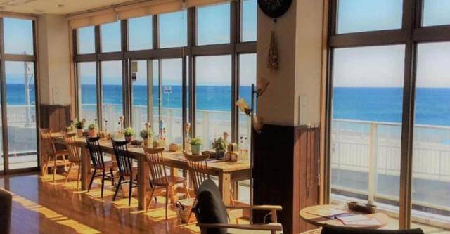 일본 고치현 도사시의 ‘니이(新居)’라는 마을에 있는 카페 '닐 마레'의 내부 모습. 닐 마레 제공