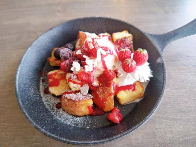 일본 고치현 도사시의 ‘니이(新居)’라는 마을에 있는 카페 '닐 마레'의 메뉴 중 하나. 닐 마레 트위터 캡처