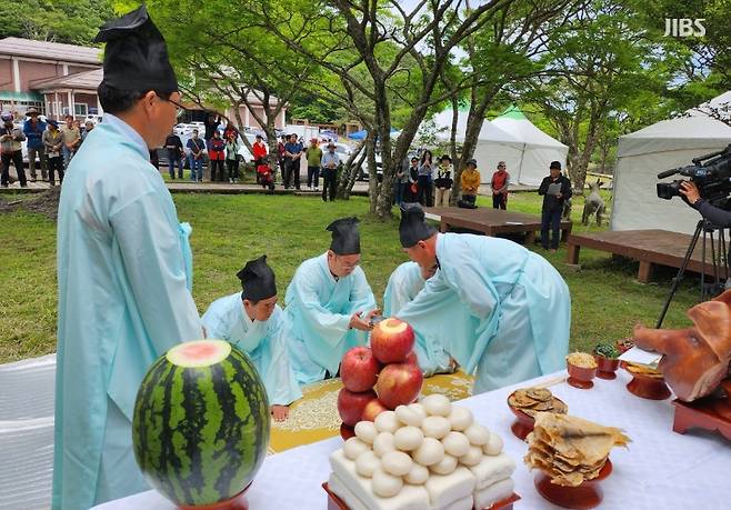 오늘(4일) 한라산 어리목 광장에서 진행된 '한라산 철쭉제'의 모습 (사진, 신윤경 기자)
