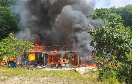 2일 오후 강원도 횡성군의 한 주택에 화재가 발생했다. 불길에 휩싸인 주택 모습. 사진 횡성소방서