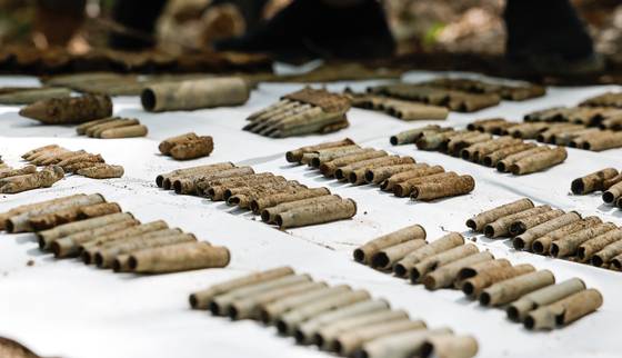 지난달 31일 734고지 유해 발굴 작전 중 오전에만 발견된 탄두와 탄창 등 전사자들의 유품. 쓰지도 못한 채 탄탕에 그대로 있는 M1 소총 실탄(완탄)도 보인다. 이런 실탄과 탄두, 탄피 등 '탄' 관련 유품은 하루 500~800발 나온다. . 최기웅 기자