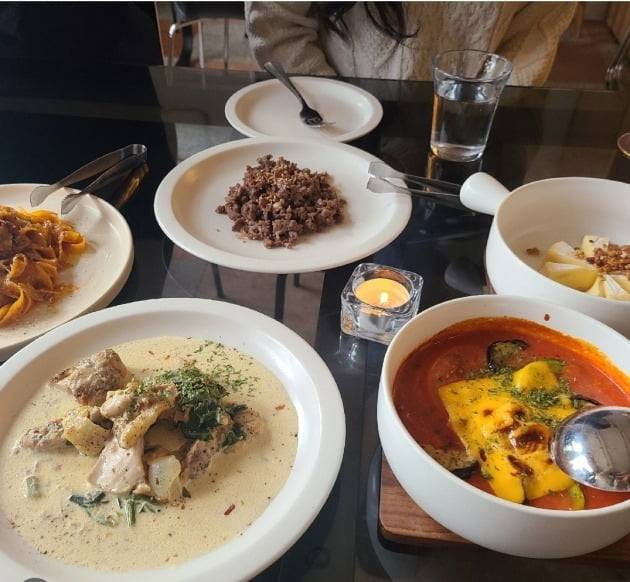 신메뉴를 먹으면서 토론도 나누는 모임.