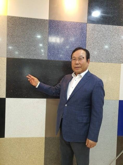 박희원 라이온켐텍 회장이 지난달 26일 한국경제신문과 인터뷰하고 있다. 대전=윤현주 기자