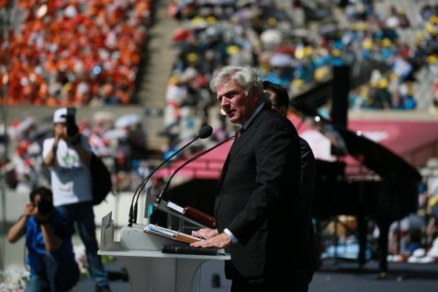 프랭클린 그레이엄 목사가 지난 3일 서울 상암월드컵경기장에서 열린 '빌리 그레이엄 전도대회 50주년 기념대회'에서 설교하고 있다. 극동방송 제공