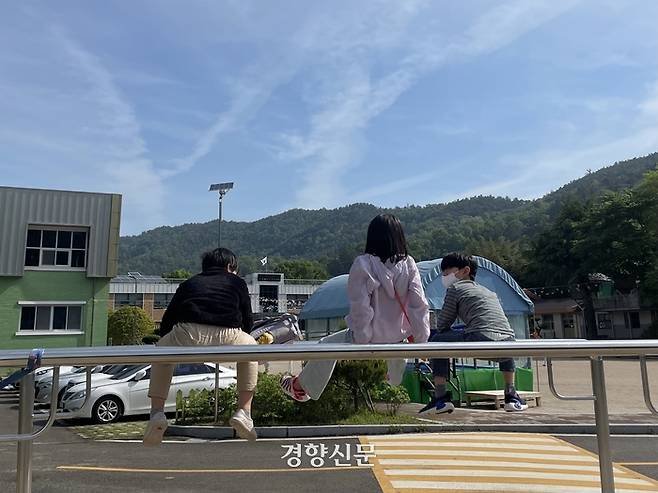 지난달 8일 전남 순천시 별량면 송산초등학교 학생들이 아침 시간에 놀이기구에 앉아 대화를 나누고 있다. 김나연 기자