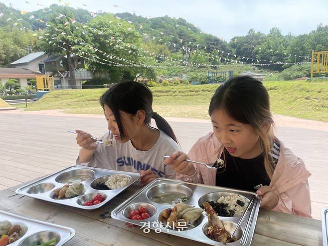 송산초 5학년 학생들이 점심시간 야외 테이블에 앉아 밥을 먹고 있다. 김나연 기자