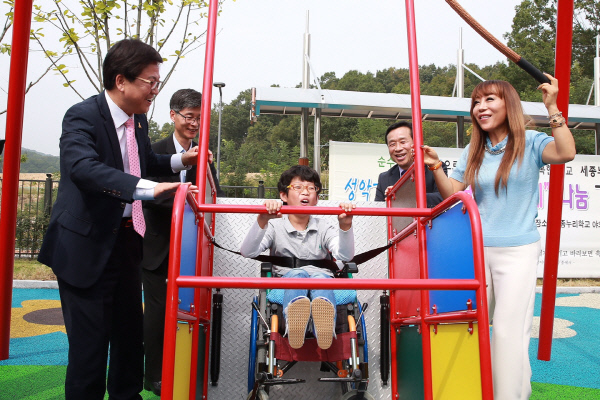 2016년 성악가 조수미씨(사진 오른쪽)가 세종누리학교에 기증한 휠체어 그네. 경향신문 자료사진