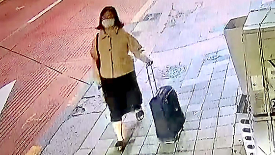Busan murder suspect Jung Yoo-jung is seen dragging a luggage that she picked up from her home to the victim's home. [SCREEN CAPTURE]