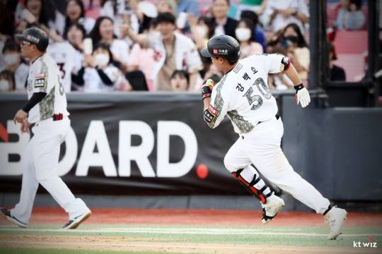 위닝시리즈를 가져오는 적시타를 날린 강백호[사진 kt위즈]