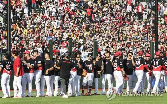 부산경기에서 스윕패 위기를 벗고 롯데를 6-0으로 누른 KIA선수들이 서로 축하를 하고 있다.[사진 연합뉴스]