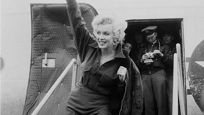 1954년 2월 미군 장병 응원차 방한한 당대 최고의 스타 마릴린 먼로가 여의도 비행장을 통해 입국하고 있다. 당시 먼로의 방한을 동행한 기자가 아이젠 하워 대통령이 한국전쟁 전선을 방문했을 때보다 많았고, 뜨거운 취재 열기에 모든 PX의 필름이 동날 정도였다고 전해진다. [대한뉴스]