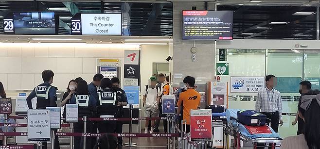 26일 제주공항을 출발해 대구공항에 착륙하려던 아시아나항공 여객기에서 착륙 직전 출입문이 열리는 사고가 발생, 경찰과 환자 이송을 위한 119 구급대원 등이 대기하고 있다.  [사진출처= 연합뉴스]