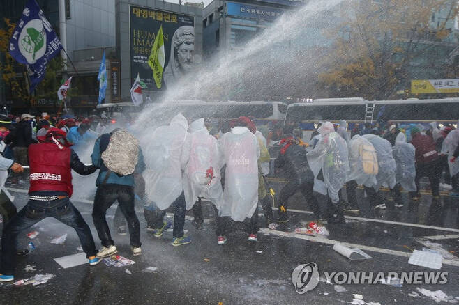 2015년 11월 서울 광화문 사거리 인근에서 열린 ‘민중총궐기 투쟁대회’에서 시위대를 향해 물대포를 발사하고 있는 경찰. [사진 = 연합뉴스]