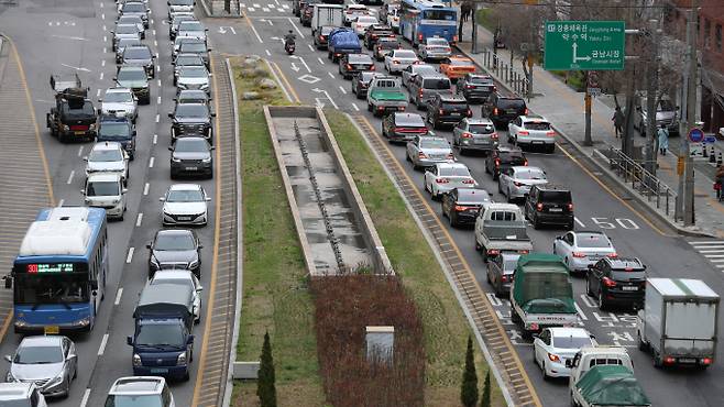 국내 소비자의 자동차 구매 심리가 흔들리고 있다는 분석이다. 사진은 서울시내 한 도로에 가득 찬 자동차. /사진=뉴시스
