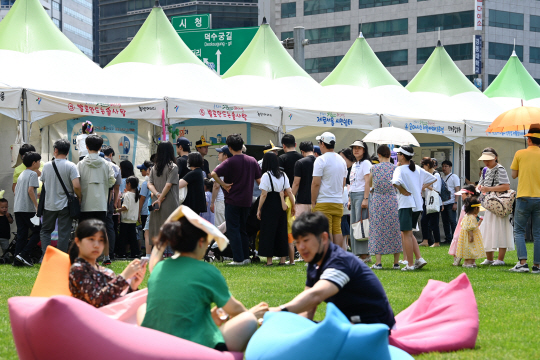 　 서울시청 앞 광장에서 열린 ‘우리가 그린(Green) 페스티벌’이 시민들로 붐비고 있다. 문호남 기자