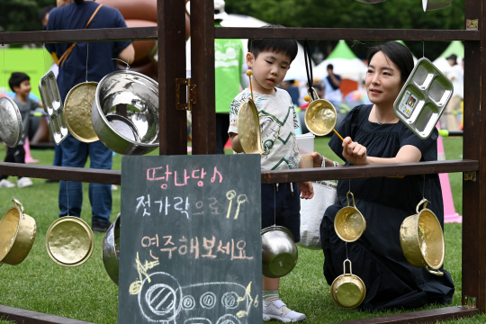 　 서울시청 앞 광장에서 열린 ‘우리가 그린(Green) 페스티벌’에서 시민들이 젓가락으로 찌그러진 냄비, 프라이팬 등을 두드리며 연주하고 있다. 문호남 기자